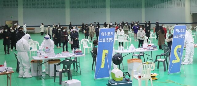 전주 화산체육관 선별진료소에서 어린이집과 요양원 등 사회복지시설 종사자에 대한 코로나19 전수조사가 진행되고 있다.