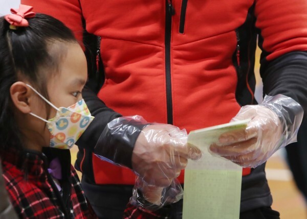 제21대 국회의원 선거일인 4월 15일 전주의 한 투표소가에서 아빠를 따라 나온 어린이가 투표용지를 신기한 듯 바라보고 있다.