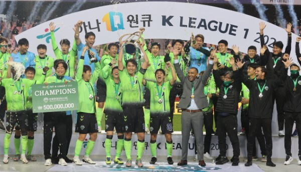 지난 11월 1일 K리그 사상 첫 4연패를 달성한 전북현대 선수들이 트로피를 들고 기쁨을 만끽하고 있다.