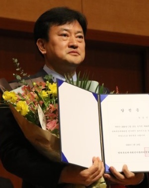 지난 1월 12일 첫 민선 테육회장으로 당선된 정강선 전북도체육회장이 당선증을 들고 기념촬영을 하고 있다.