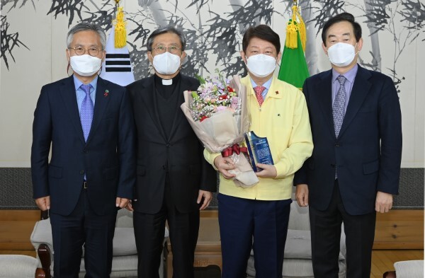 권영진 대구시장이 29일 오전 대구시청에서 ‘2020 한국지방자치대상’을 수상했다. 왼쪽부터 강영욱 대전일보 대표이사, 이상택 한국지방신문협회 회장(매일신문사장), 권영진 대구시장, 박진오 강원일보 대표이사.