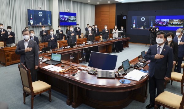 문재인 대통령이 29일 오전 청와대에서 열린 국무회의에서 국기에 경례하고 있다. /사진=연합뉴스