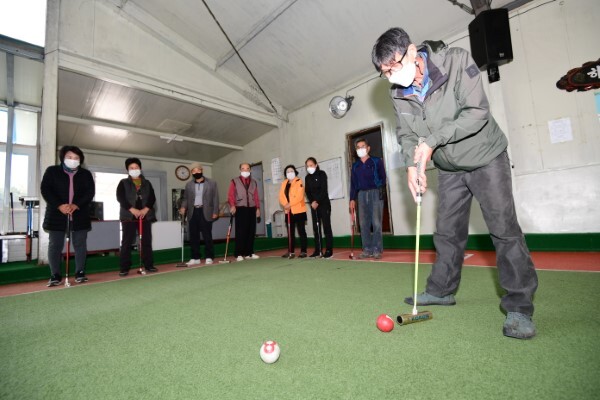 남원 산내면 노인회 회원들이 게이트볼을 하며 여가를 즐기고 있다.