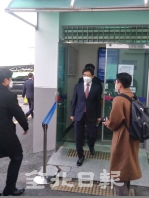 이용호 무소속 국회의원이 지난달 5일 전주지법 남원지원 형사법정에서 열린 공직선거법 위반 관련 첫 공판에 출석하고 있는 모습.