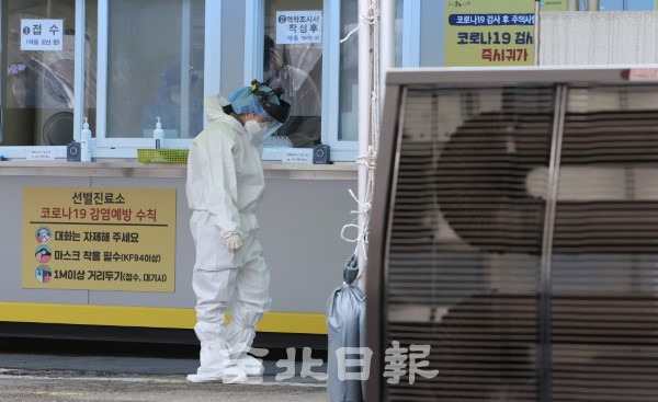 많은 눈과 한파가 찾아온 30일 전주 덕진선별진료소에서 의료진들이 한파 속에서 시민들의 진료를 돕고 있다. /조현욱 기자