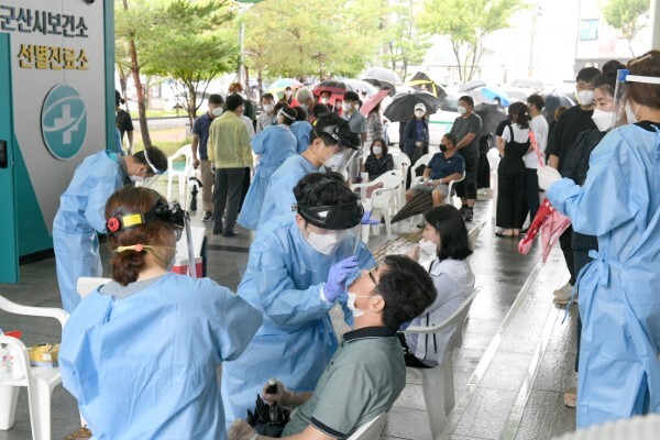 7월 14일 군산보건소선별진료소에서 코로나19 진단검사가 진행되고 있다.