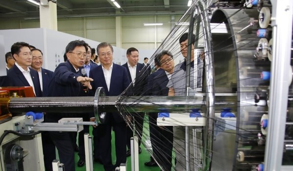 지난해 전북방문에서 탄소소재에 대한 설명을 듣는 문재인 대통령.