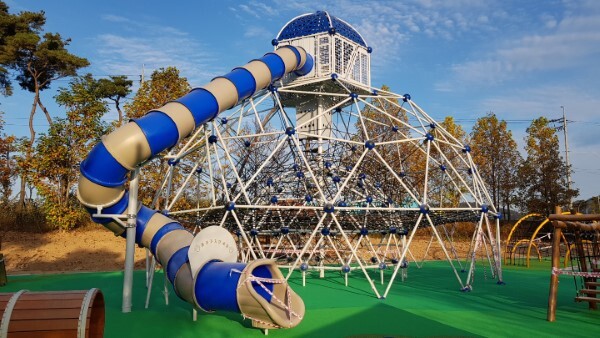 왕궁보석테마관광지의 공룡 테마공원에 새롭게 들어선 더블돔 놀이시설