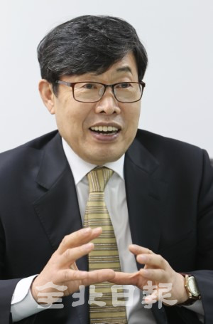 소순열 새만금위원회 민간위원장이 전북일보와의 인터뷰에서 앞으로 새만금 개발의 주요 방향에 대해 말하고 있다. /조현욱 기자