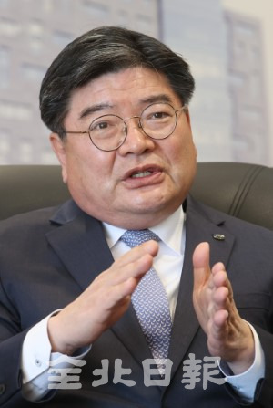 김용진 국민연금공단 이사장이 전북일보와의 인터뷰에서 국민연금공단이 중점적으로 추진하고자 하는 계획에 대해 말하고 있다. /조현욱 기자