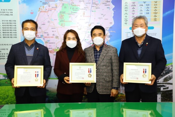 왼쪽부터 조민규, 김미란, 최인규 의장, 김영호 위원장