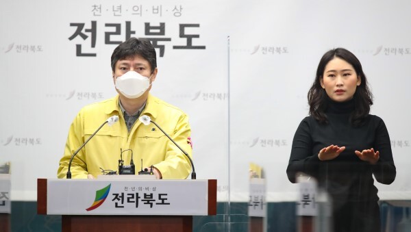 강영석 보건의료과장이 코로나19 추가 확진자 브리핑을 하고 있다. /사진=전북도