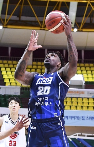 슛하는 KCC 라건아(20번) 선수. /사진=연합뉴스