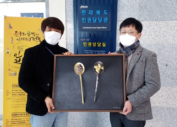 사진가 오준규씨(왼쪽)