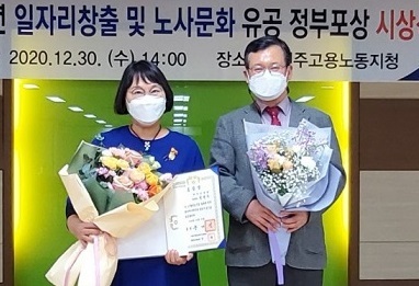 성병주 행정원장(왼쪽)