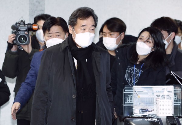 더불어민주당 이낙연 대표가 3일 국회 의원회관 자신의 사무실에서 이명박ㆍ박근혜 전 대통령의 사면과 관련한 비공개 최고위원회의를 마치고 사무실을 나서고 있다. /사진=연합뉴스