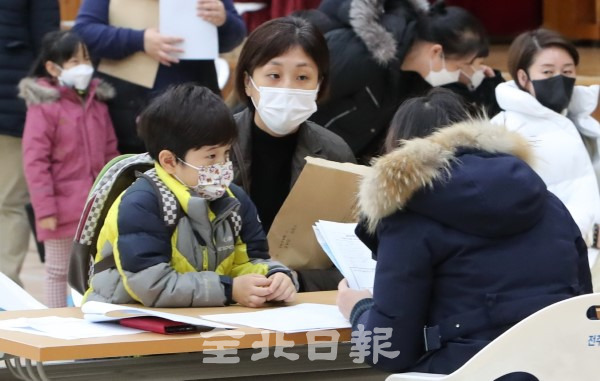 2021학년도 초등학교 신입생 예비소집이 실시된 4일 전주시 송북초등학교에서 신입생과 학부모가 입학 설명을 듣고 있다. /조현욱 기자