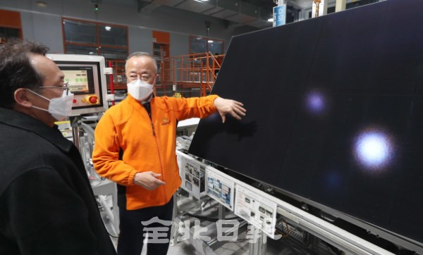 박현우 대표가 완주산단 내 공장에서 생산하는 태양광 패널 제품에 대해 설명하고 있다. /조현욱 기자