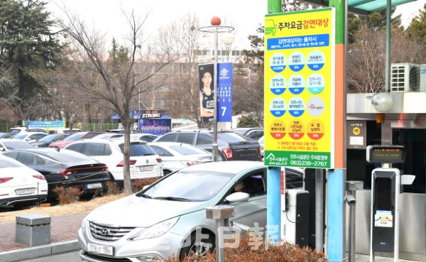전주시는 코로나19 장기화로 침체된 지역상가의 활력을 불어넣기 위해 5일부터상가이용 시민들에게 공영주차장을 1시간 무료개방 하기로 했다. /오세림 기자