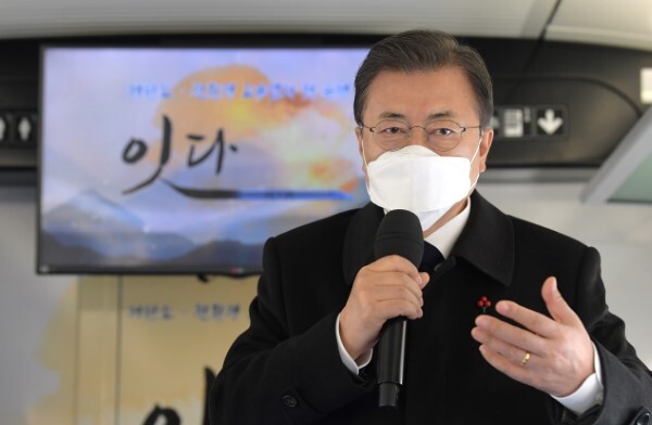 문재인 대통령이 4일 강원도 원주역에서 KTX 이음 개통식을 마치고 열차에 탑승해 제천으로 이동하며 발언하고 있다. /사진=연합뉴스