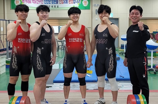 진안군청 역도부 선수들이 파이팅을 외치고 있다.왼쪽부터 최지호, 최행남, 정동민, 박무성 선수와 최병찬 감독.