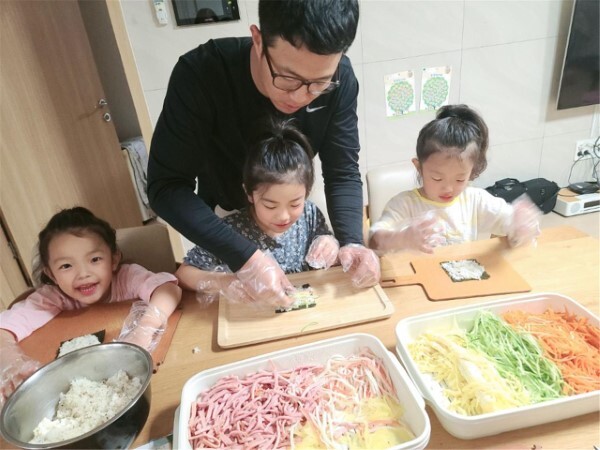 가족이 집안에서 함께 할 수 있는 활동계획(요리)을 세워 진행하고 인증샷을 남기는 ‘우리 가족만의 집콕생활 소개하기’