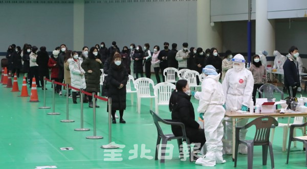 요양병원 등 고위험시설 162곳에 대한 전수조사가 실시된 5일 전주 화산체육관 선별진료소가 검사를 받기 위해 찾아온 시민들로 인해 북적이고 있다. /조현욱 기자