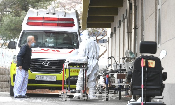 전북도는 12명의 추가 확진자가 발생한 순창요양병원을 요양병원 확진자 전담병원으로 지정하고 6일 입원환자를 타 요양병원으로 이송하고 있다. /오세림 기자