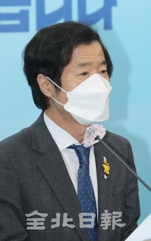 6일 전북도교육청에서 김승환 전북교육감이 신년 기자회견을 하고 있다. /조현욱 기자