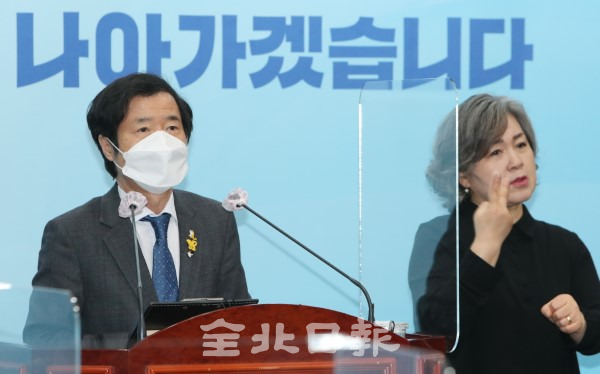 6일 전북도교육청에서 김승환 전북교육감이 신년 기자회견을 하고 있다. /조현욱 기자