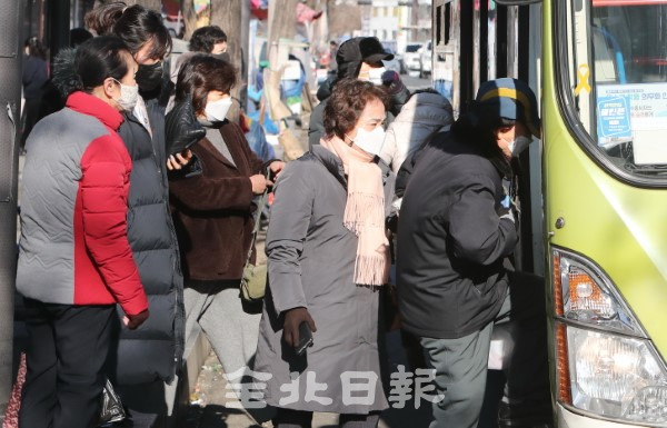 정부가 코로나19 사회적 거리두기에 따른 5인 이상 집합 금지를 시행 중인 가운데 6일 전주시의 한 버스 정류장에 시민들이 버스를 타기 위해 길게 줄 서 있다. /조현욱 기자