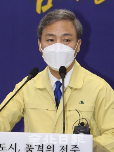 김승수 전주시장이 6일 시청 회의실에서 2021년도 시정계획을 발표하고 있다. /오세림 기자