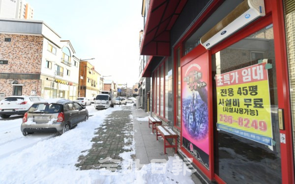 전북혁신도시 점포주택들이 코로나19로 월세가 밀리거나 폐업으로 7일 임대를 내놓은 상가들이 줄을 잇고 있다. /오세림 기자