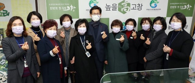 고창군청 여성간부들이 유기상 군수(가운데)와 기념사진 촬영을 하고 있다.