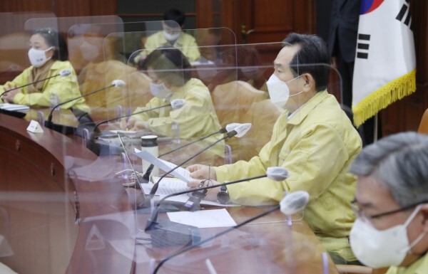 정세균 국무총리가 10일 정부서울청사에서 열린 신종 코로나바이러스 감염증(코로나19) 대응 중앙재난안전대책본부(중대본) 회의를 주재하고 있다. /사진=연합뉴스