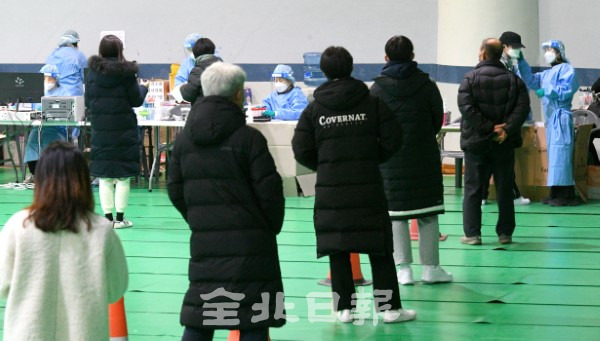 도내 코로나19 누적 확진자가 1천명에 육박고 있다. 전주화산체육관 선별진료소에는 전주조사와 의심증세가 있는 시민들의 발길이 이어지고 있다. 전북도는 코로나19 종식때까지 방역수칙을 철저히 지켜 줄 것을 당부했다. /오세림 기자