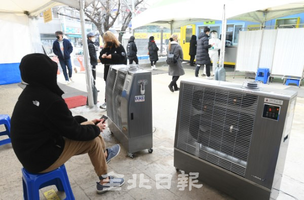 금방이라도 끝날 것 같았던 코로나19가 1년 가까이 장기화 하면서 선별진료소에 대한 진료환경 개선의 목소리가 일고 있다. 11일 한파속에서 시민들이 천막 안 난로에 의지해 진료를 기다리고 있다. /오세림 기자
