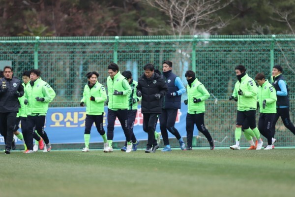 11일 경남 남해로 전지훈련을 떠난 전북현대 선수들이 새로운 사령탑 김상식 감독과 함께 러닝을 하며 몸을 풀고 있다. /사진=전북현대