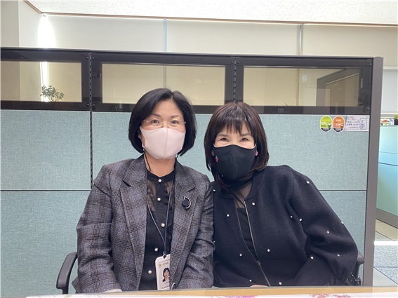 김은희 장학사(오른쪽)와 이영송 장학관이 기념 촬영을 하고 있다.