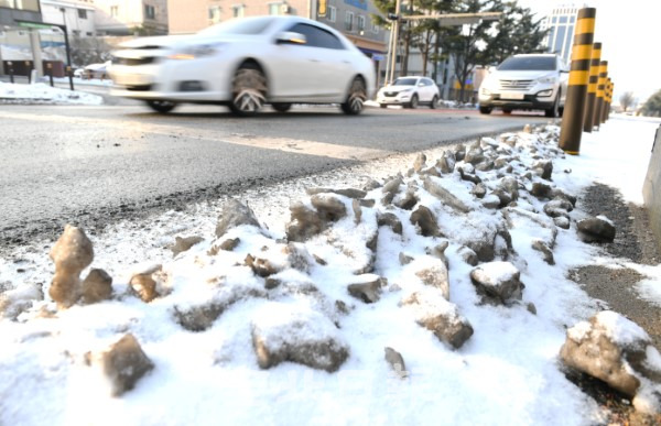 제설작업 등으로 도로변과 중앙으로 밀려 쌓인 눈이 차선일부를 차지하면서 12일 백제대로를 지나는 차량들이 눈더미를 피하기 위해 차선을 벗어나 운전하면서 운전자들의 안전이 위협받고 있어 확실한 제설작업이 요구되고 있다. /오세림 기자