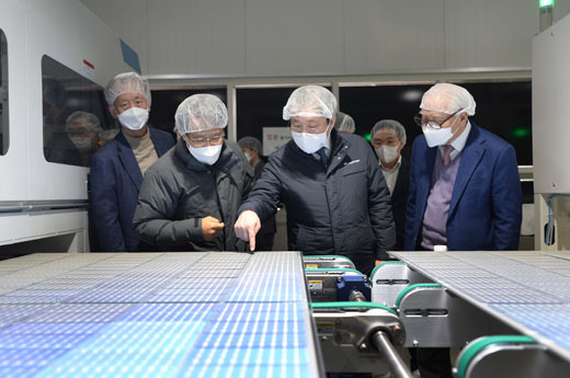 성윤모 산업통상자원부 장관(중앙)이 12일 김제 신성이엔지 공장을 찾아 제품 설명을 듣고 있다 /사진제공=산업부