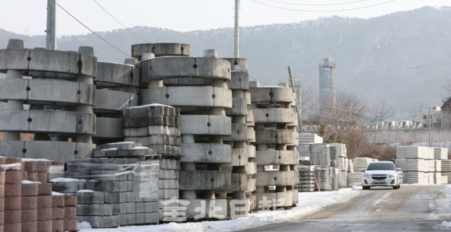 13일 김제시 금산면 금평로 도로 일대에 건축자재들이 불법 적치돼 있어 시야를 가리는 등 운전자들과 주민들이 불편을 겪고 있다. /조현욱 기자