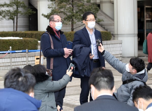 전북 익산에서 발생한 이른바 '약촌 오거리 살인사건' 범인으로 몰려 억울한 옥살이를 했던 최모씨에 대한 국가의 손해배상 책임을 인정하는 판결이 나왔다. 서울중앙지법 민사합의45부는 13일 최씨가 국가와 당시 사건을 수사한 경찰관·검사를 상대로 낸 소송에서 