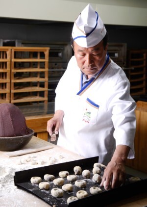 최상은 황남빵 대표가 직접 빚은 황남빵을 오븐에 담고 있다.