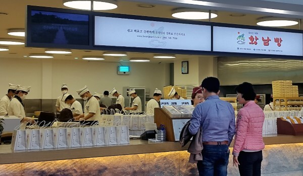 황남빵 매장내부.고유의 맛과 품질을 유지하기 위해 ‘모든 공정은 수작업으로 진행한다.