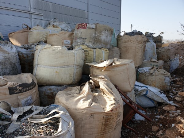 익산시 금마면 축구공원 인근 창고에 불법 적치돼 있는 폐기물
