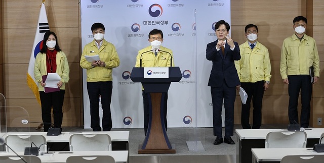 권덕철 중앙재난안전대책본부 1차장(보건복지부 장관)이 16일 오전 정부서울청사에서 사회적 거리두기 단계 연장 조치 및 세부 조정안 발표 후 취재진 질문에 답하고 있다. /연합뉴스