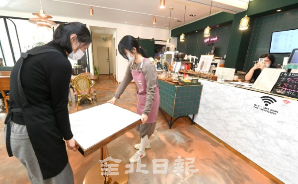 사회적거리두기 2단계가 오는 31일까지 2주간 연장됐다. 커피숍, 헬스장 등 일부 영업장에 대한 규제가 완화된 이번 조치로 17일 전주의 한 커피숍에서 치워놨던 테이블을 정리하며 실내영업을 준비하고 있다. /오세림 기자