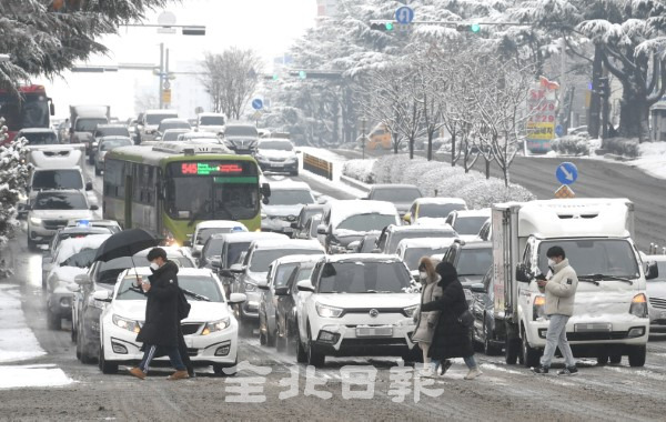 도내 전역에 대설특보가 발효되며 새벽부터 많은 눈이 내린 18일 월요일 출근길 백제대로 전북대 정문 앞을 지나는 차량들이 정체를 빚고 있다. /오세림 기자