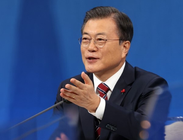 문재인 대통령이 18일 청와대 춘추관에서 열린 신년 기자회견에서 질문자를 지정하고 있다. /사진=연합뉴스